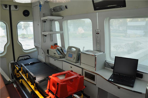 三门县救护车内部